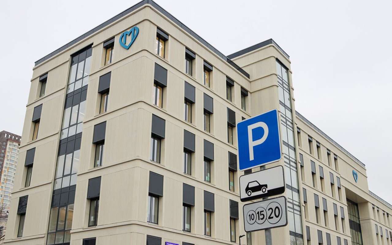 У поликлиник можно будет парковаться бесплатно на платных местах