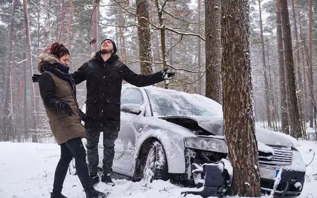 ДТП на заснеженной трассе: виноват водитель или дорожные службы?