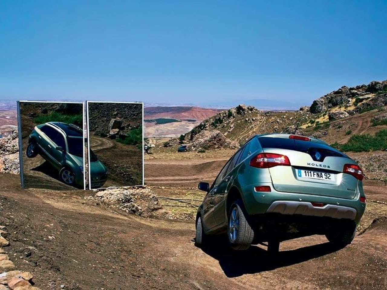 Французы приготовили трассу с разнообразными препятствиями. А на «десерт» установили большое зеркало прямо перед «дыбой» для диагонального вывешивания, чтобы полюбоваться способностями машины, не выходя из-за руля.