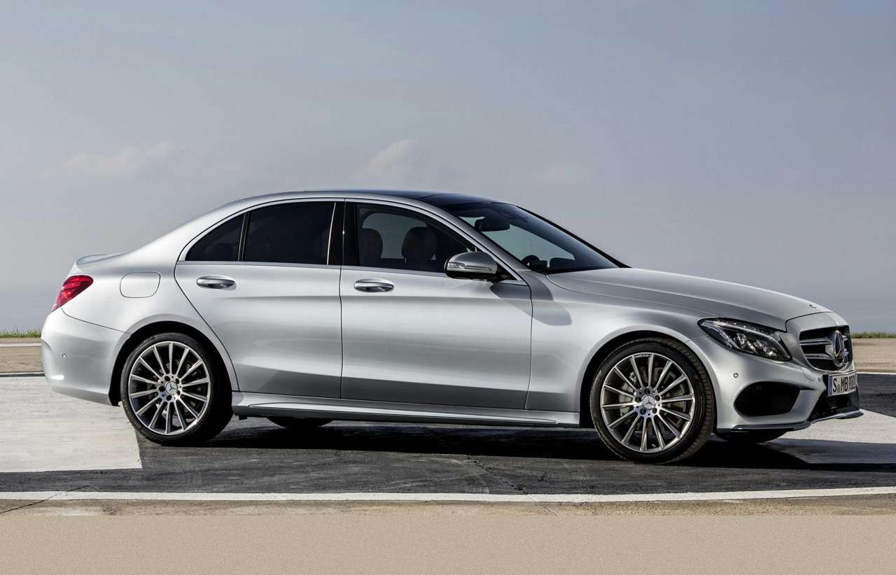Mercedes-Benz объявил цены на кроссовер GLA и новый C-класс