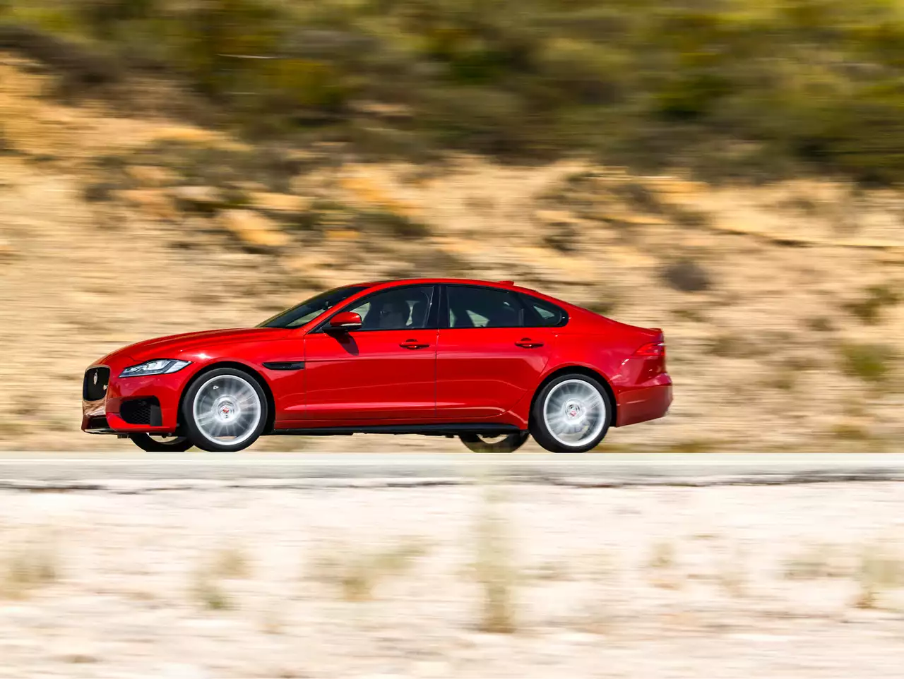 Управляем со смартфона новым Jaguar XF