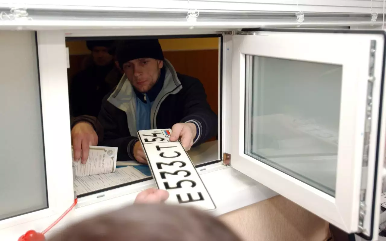 В РФ хотят ввести зеленые и бирюзовые номера для электрокаров и беспилотников