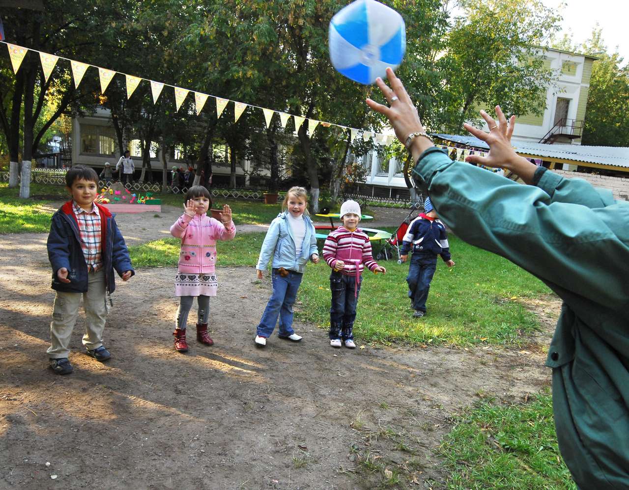 Дети сбежали из садика, чтобы купить Jaguar