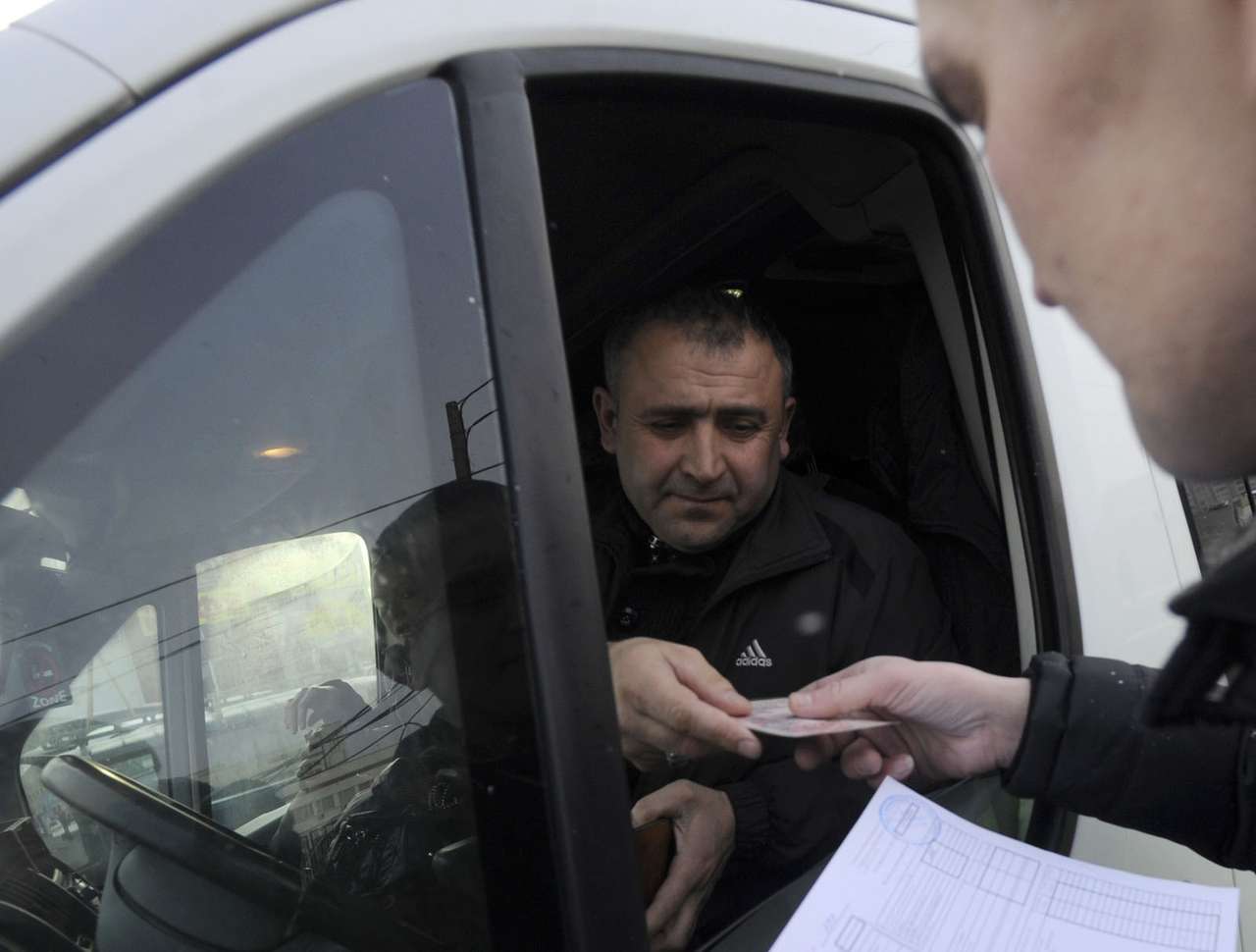 У нелегальных перевозчиков конфискуют нелегальные автобусы