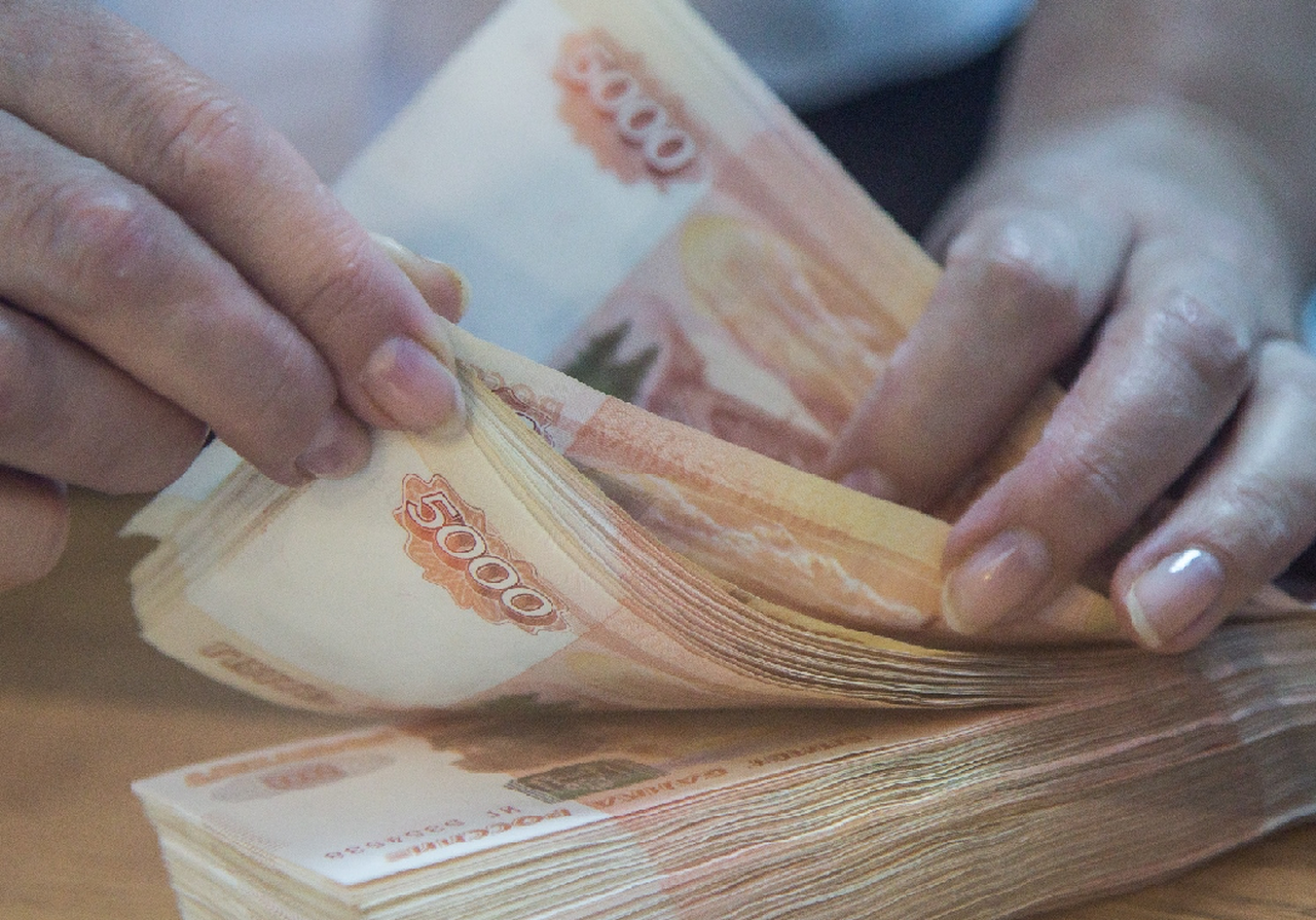 У пенсионера МВД вытащили из Мерседеса рюкзак с 554 тысячами рублей