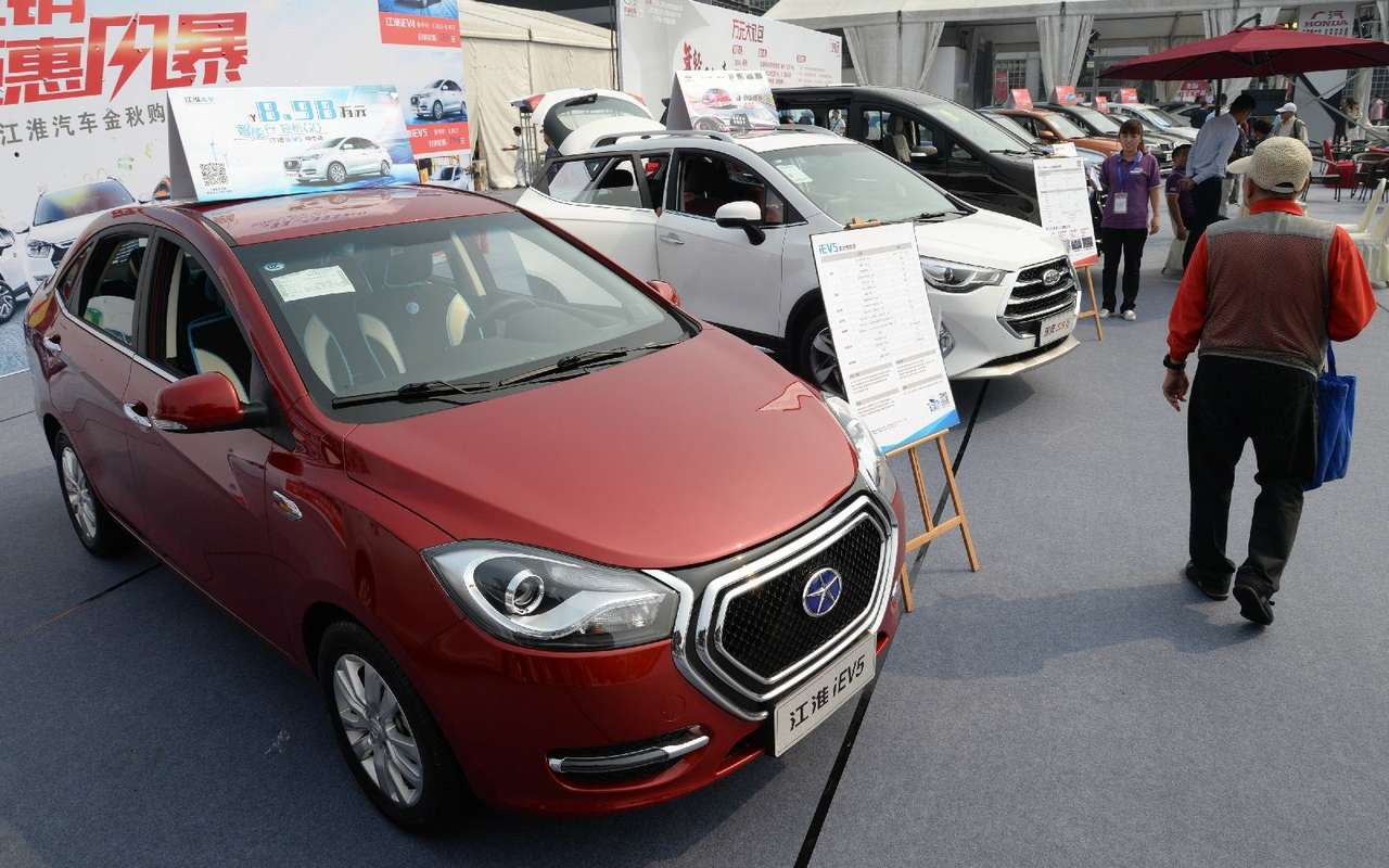 Китайские фирмы ударными темпами осваивают производство недорогих и, увы, «недальнобойных» электромобилей, тогда как западные концерны в этом сегменте сильно отстают.