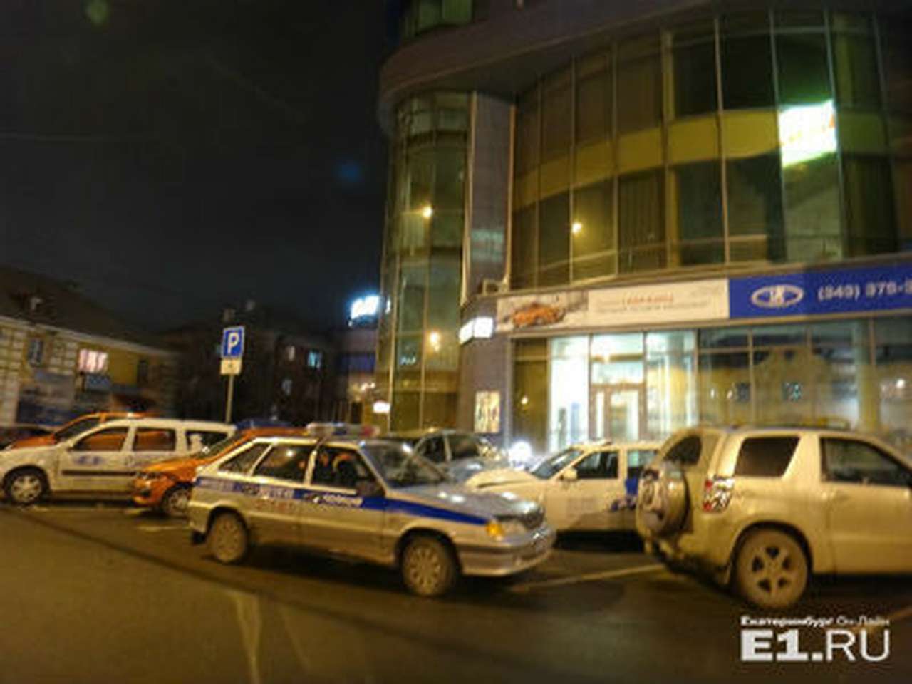 Женщина на Grand Vitara протаранила стоянку дилера АВТОВАЗа