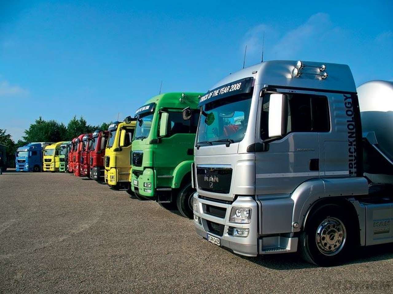 MAN TGX (тягачи) и MAN TGS (строительные шасси) основательно модернизированы – с новыми двигателями они  выполнят нормы Euro V без добавк AdBlue. А еще провели фейслифтинг кабины.