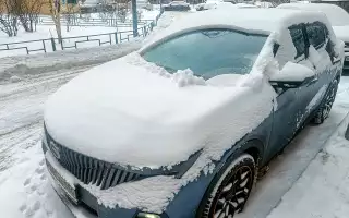 Перед стоянкой надо не забыть выключить стеклоочиститель – иначе при дистанционном запуске он начнет работать. Будь на машине еще больше снега, моторчик может и не сдюжить.