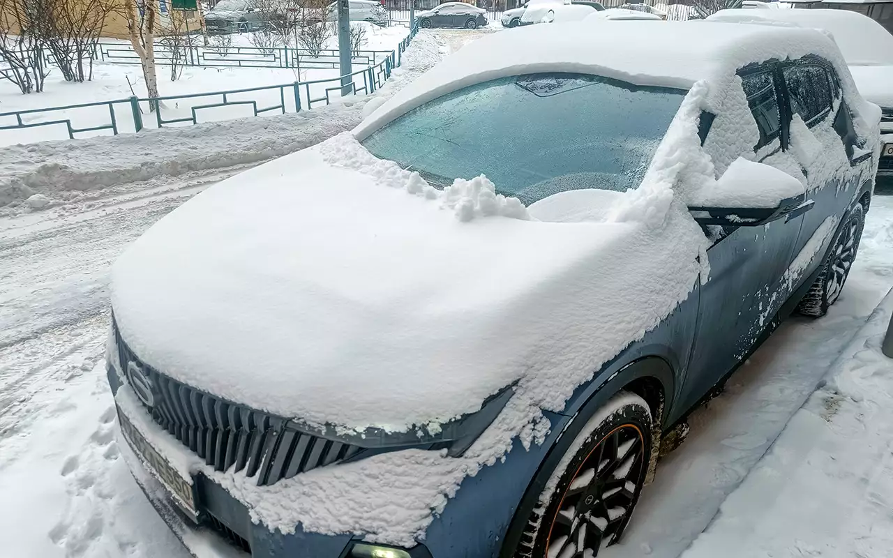 Перед стоянкой надо не забыть выключить стеклоочиститель – иначе при дистанционном запуске он начнет работать. Будь на машине еще больше снега, моторчик может и не сдюжить.
