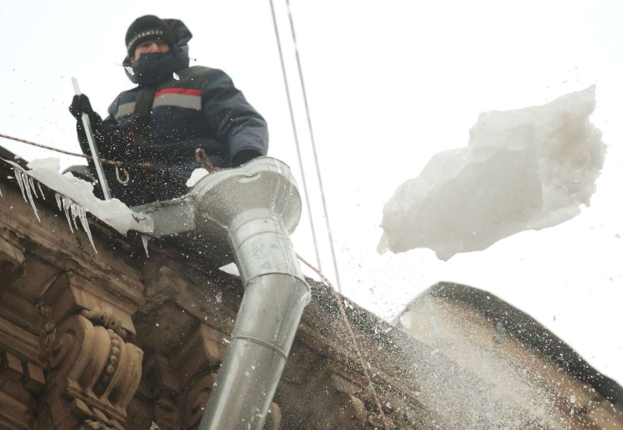 Управляющая компания возместит автовладельцу ущерб от падения глыбы льда