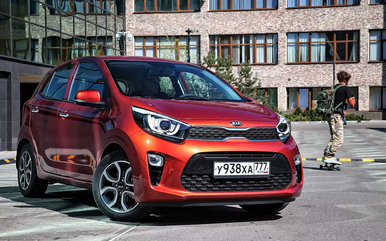 Цветовая палитра насчитывает 11 оттенков (из них 6 новых), причем доплачивать за понравившийся не придется. На фото Picanto в колере Pop Orange.