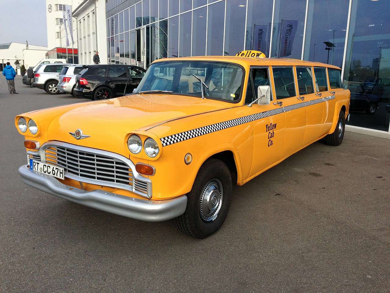 Checker Aerobus. Длина – почти 6 м, база – 4,8 м, а кузов можно назвать девятиместным универсалом. Эдакий аналог микроавтобуса! Машины, родственные знаменитым нью-йоркским такси марки Checker, делали серийно в 1962-1977 гг. На Чекеры ставили моторы V8 марки Chrysler объемом 5,2-5,7 л, мощностью 155-200 л.с. Всего изготовили 3568 Аэробусов.