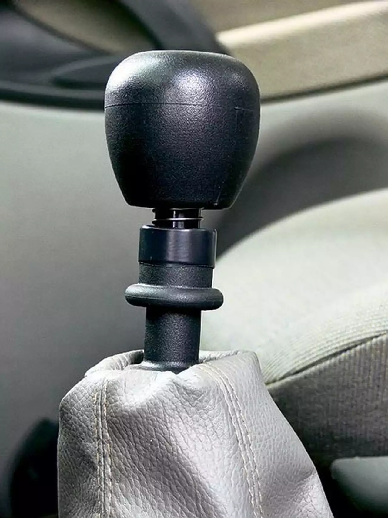 1. Верхний узел рычага в штатном виде. Видна пружина, сверху поджимающая гильзу блокировки заднего хода.