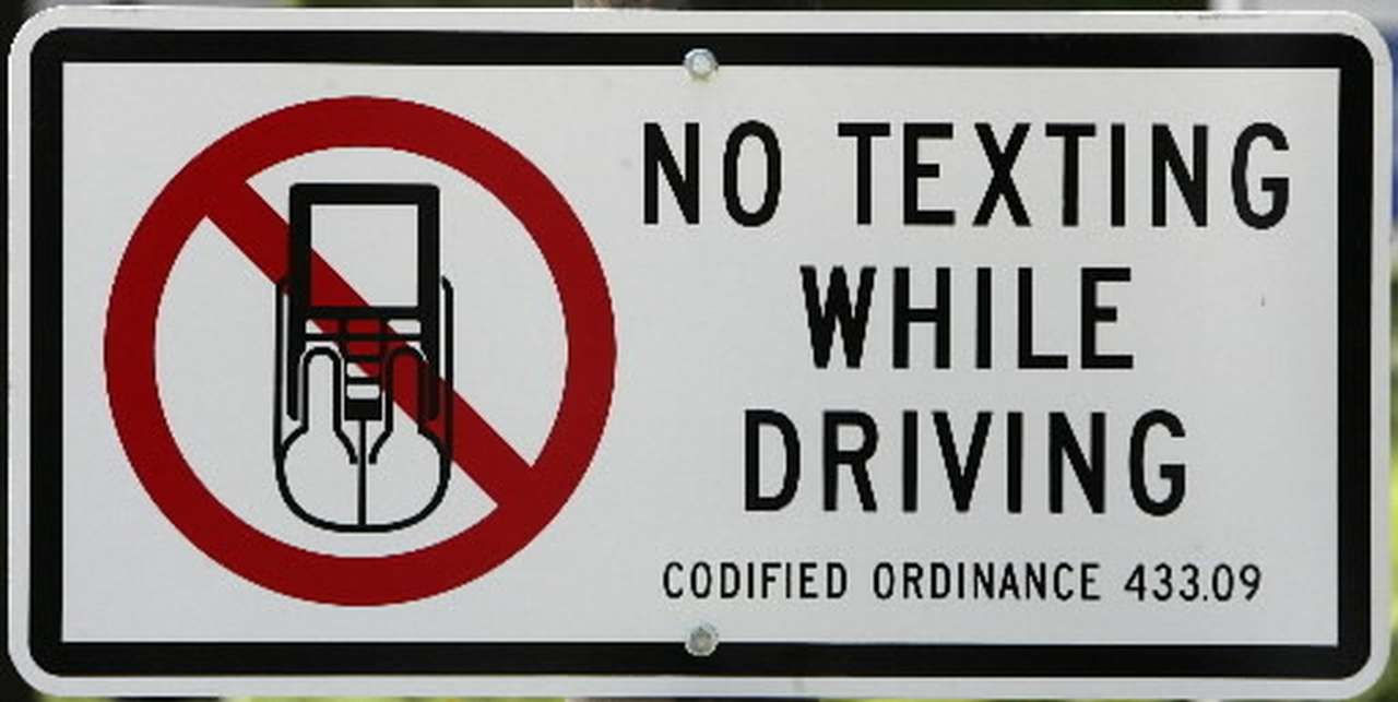 Писать СМС за рулем запретят