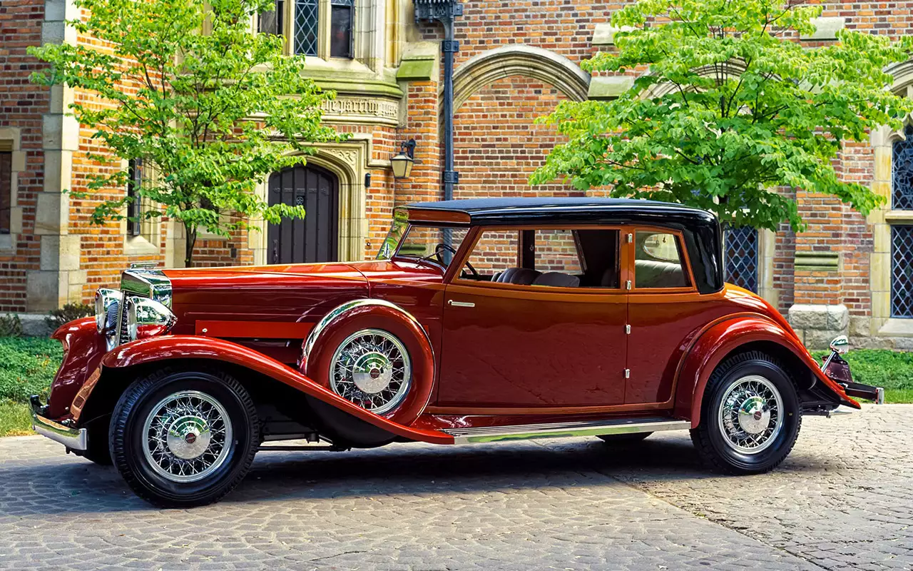 Первым дорожным автомобилем с мотором V16 был Marmon Sixteen, но на рынок он вышел позже 16‑цилиндрового Кадиллака.