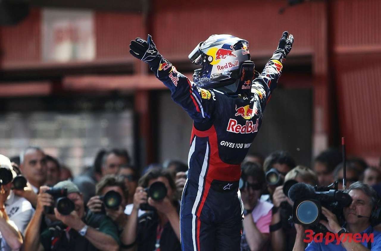 Чемпиона не сложно узнать даже со спины. Фото formula1.com