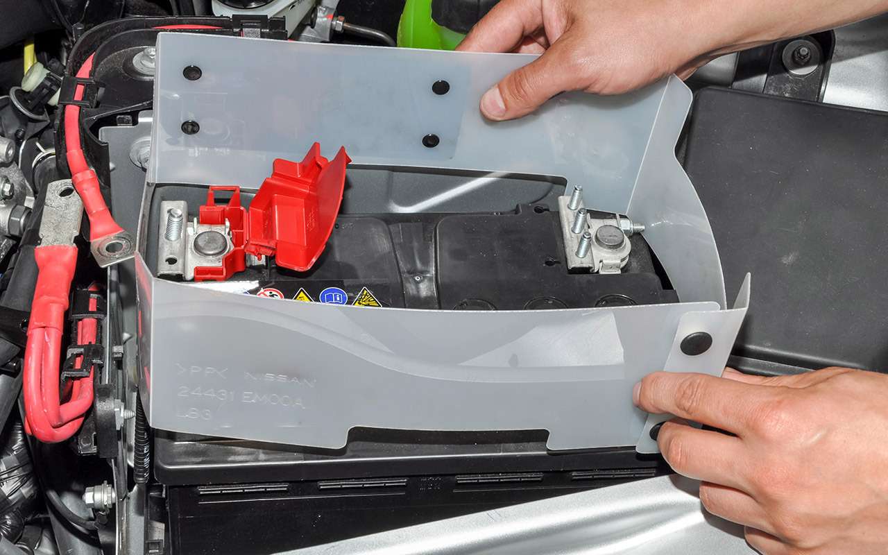 На некоторых автомобилях АКБ укутаны в термозащитный чехол-коробку. Если батарея расположена под капотом, а машина больше стоит, чем ездит, то зимой чехлы лучше удалять – так АКБ быстрее прогреется от тепла двигателя. А летом чехол частично защищает батарею от перегрева в жару, отгораживая ее от раскаленных деталей.