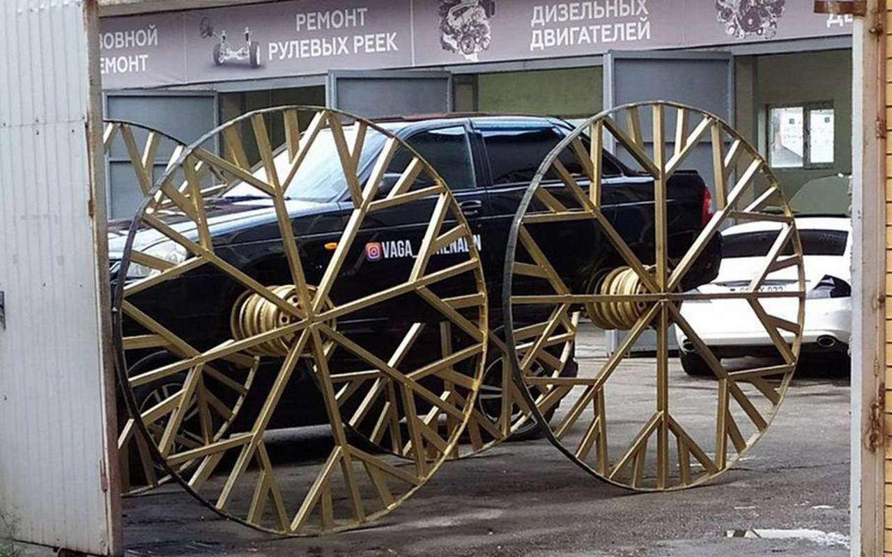 Шутка не прошла: полицейские заставили блогера снять с Приоры колеса от кареты