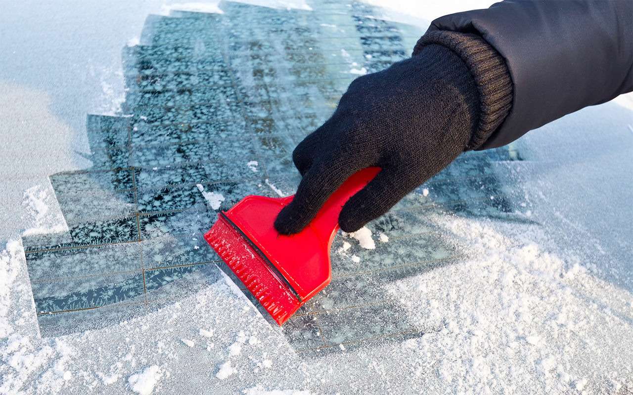 Можно ли счищать наледь со стекла скребком? А с кузова?