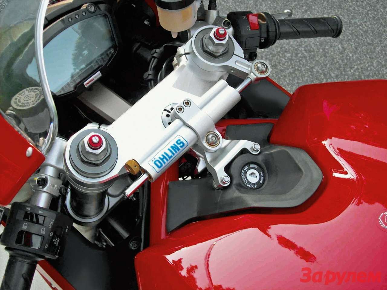 Главная проблема при выборе демпфера – его совместимость с вашей моделью мотоцикла. Ведь такую редкость обычно везут на заказ. Прежде чем исправлять характер мотоцикла установкой рулевого демпфера, приведите в порядок подвески и ходовую часть. Азбучная истина, но многие об этом забывают.