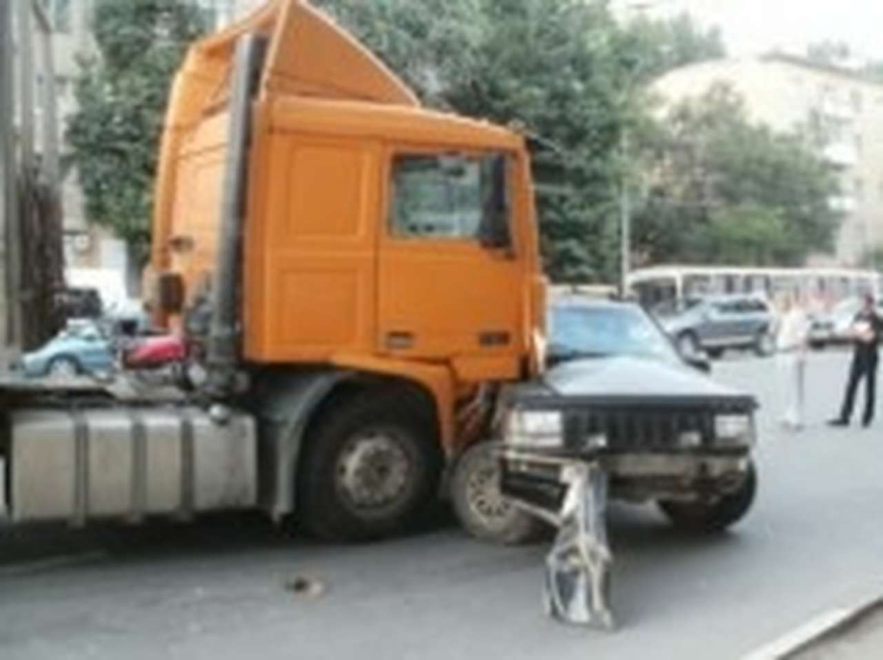 Длинномер с отказавшими тормозами «собрал» десяток машин