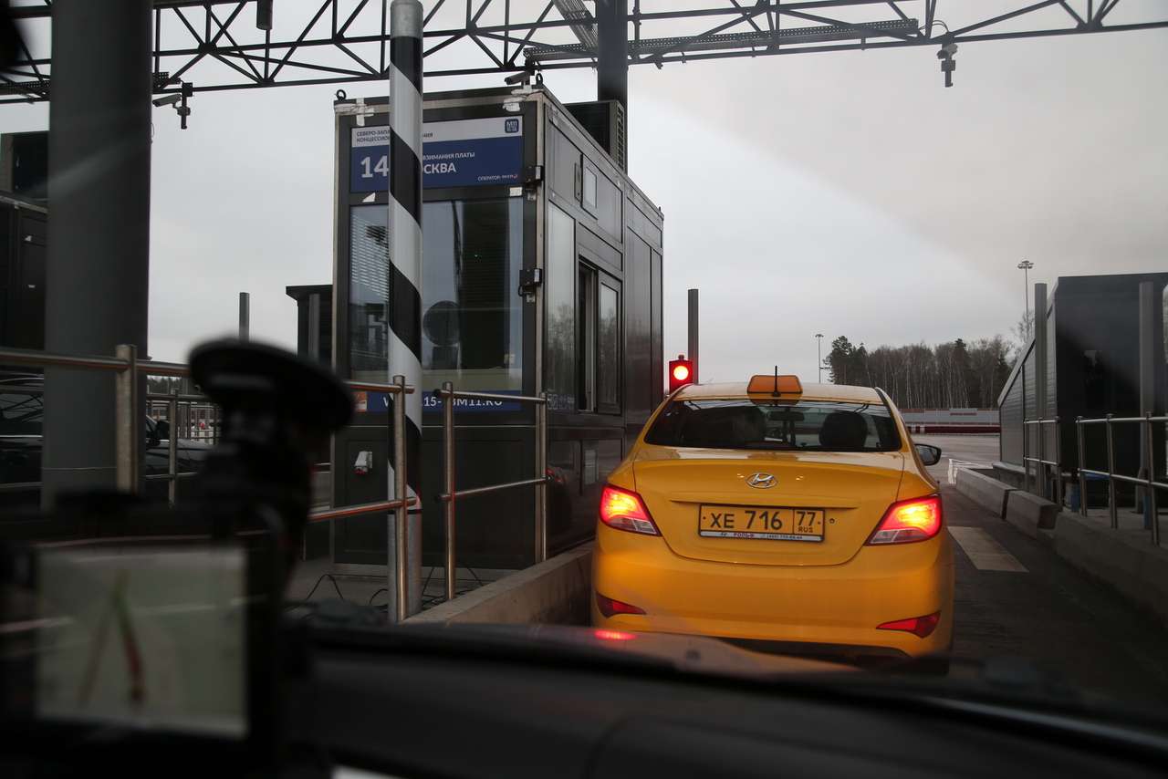 Пунктов оплаты при выезде с М-11 хоть отбавляй. Оплата занимает не больше минуты.