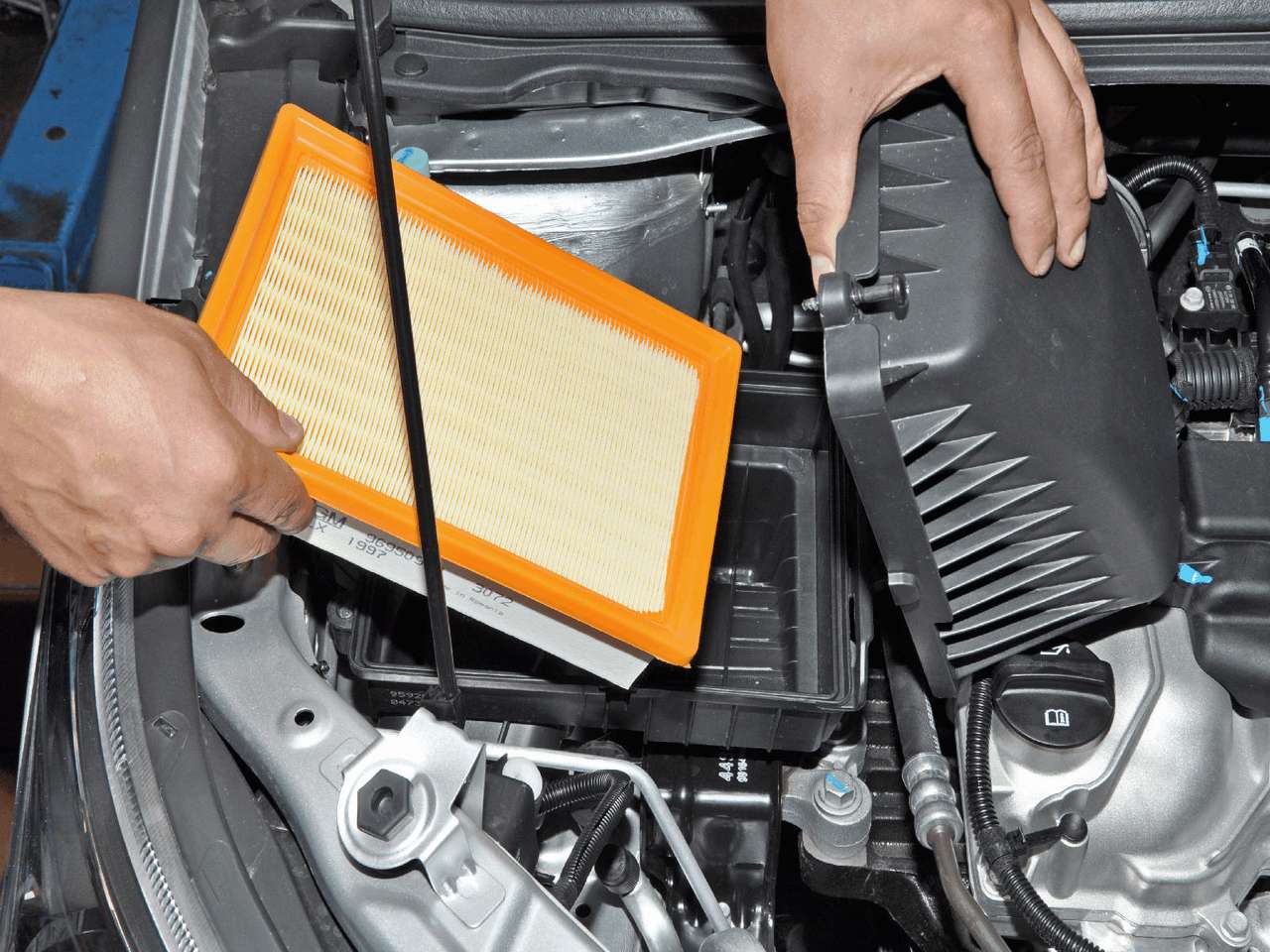 Замена сменного элемента воздушного фильтра автомобиля Chevrolet Cobalt