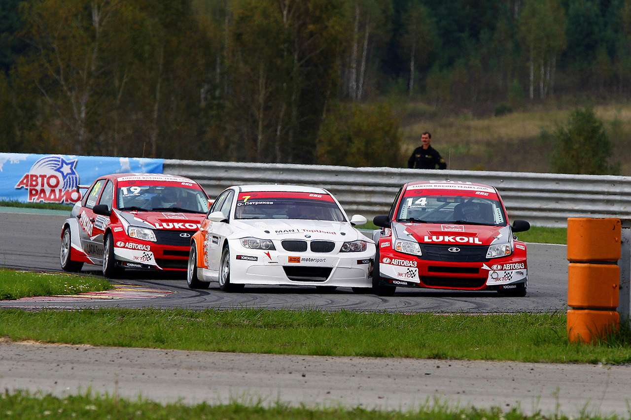 Первая тройка первой гонки в классе «Туринг»: Михаил Грачёв (№2, AMG Motorsport, Омск), Роман Голиков (№5, AMG Motorsport, с. Голынщино), Владимир Шешенин (№19, «ЛУКОЙЛ РЕЙСИНГ Тим ЛАДА», Тольятти).