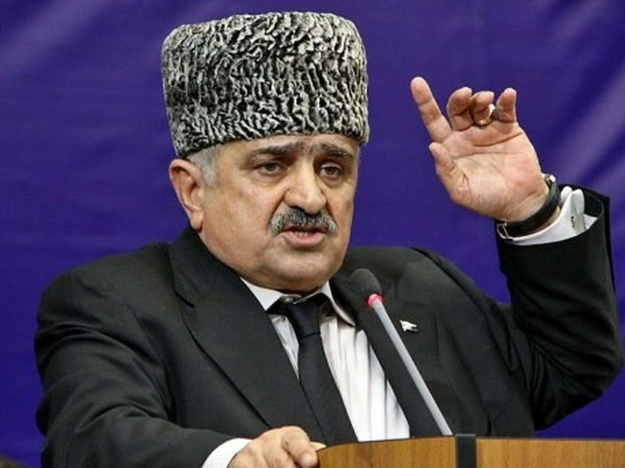 Глава представительства Дагестана возжелал себе лимузин за 5 млн руб. 