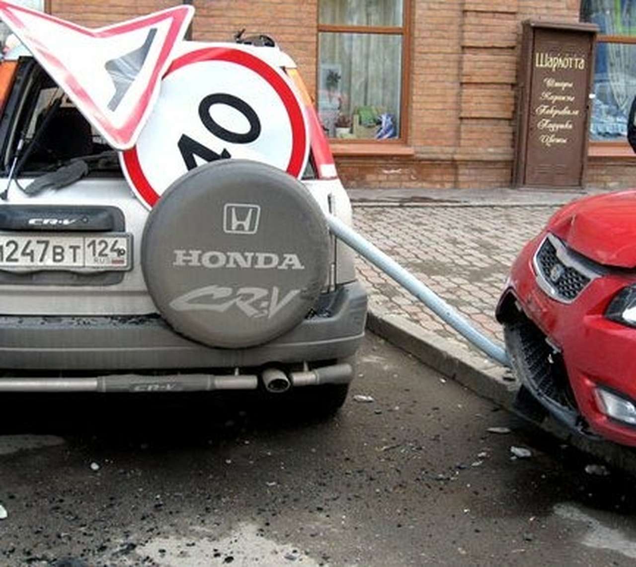 Столичные власти не хотят расплачиваться за нерадивых автомобилистов. Центр организации дорожного движения дает понять, что намерен впредь жестче наказывать тех, кто умышленно ли, случайно ли портит средства регулирования движением на дорогах.