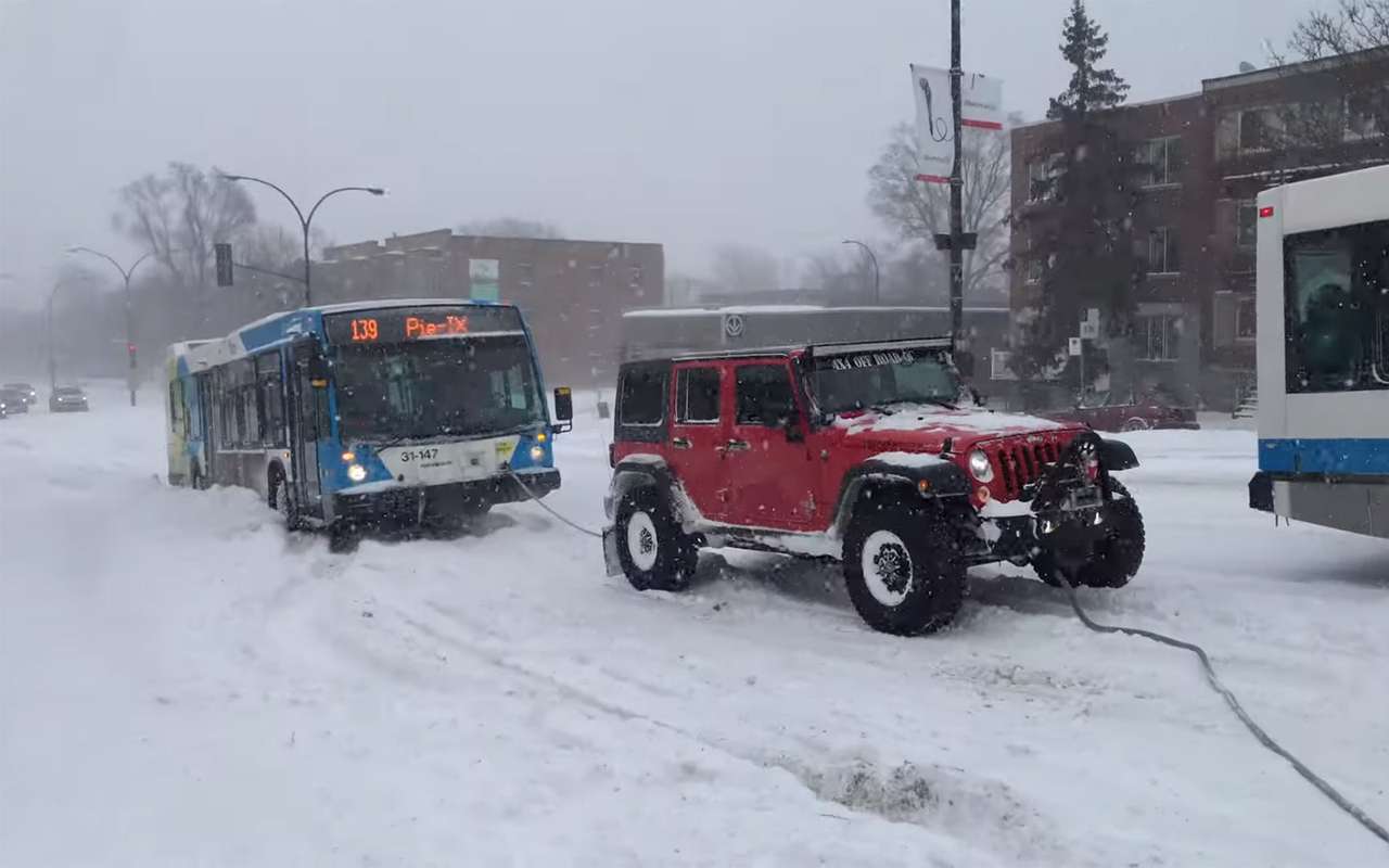 Могут ли три внедорожника вытянуть автобус из сугроба? Ответ на видео