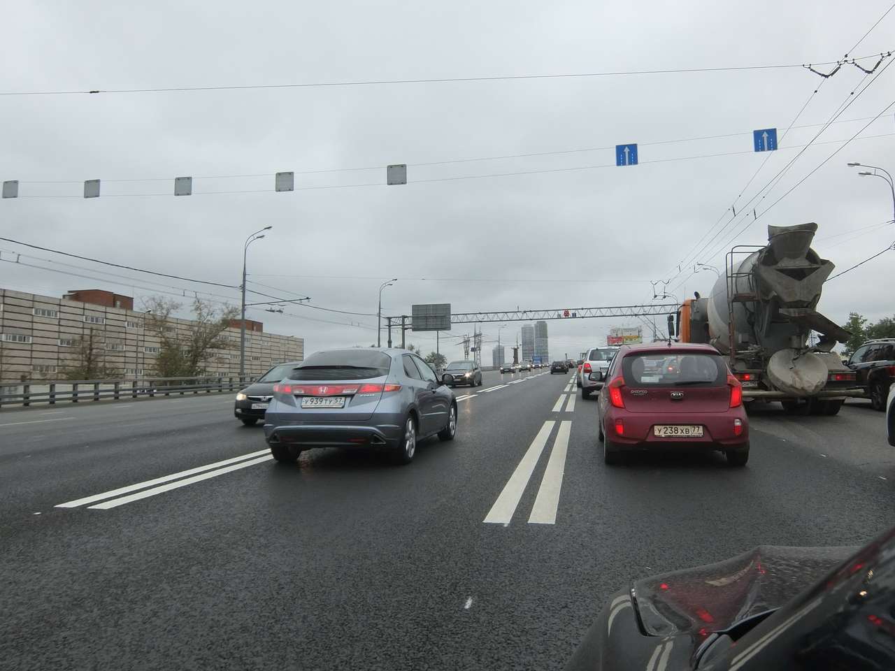 Ярославское шоссе. Из области в центр, перед Северянинским путепроводом. 18.08.2015. 8-40 утра.