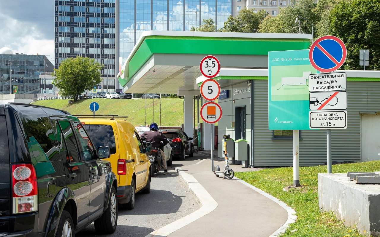 В РФ обсудят отмену штрафов для стоящих в очередях на АЗС водителей
