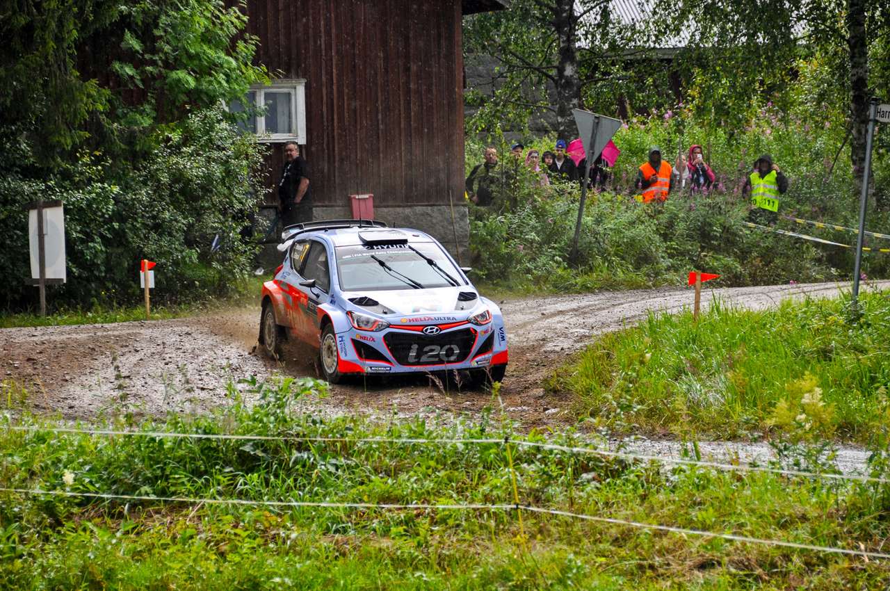 Hyundai c моделью i20 в ралли второй год и уже наступает на пятки титулованной команде Citroen.