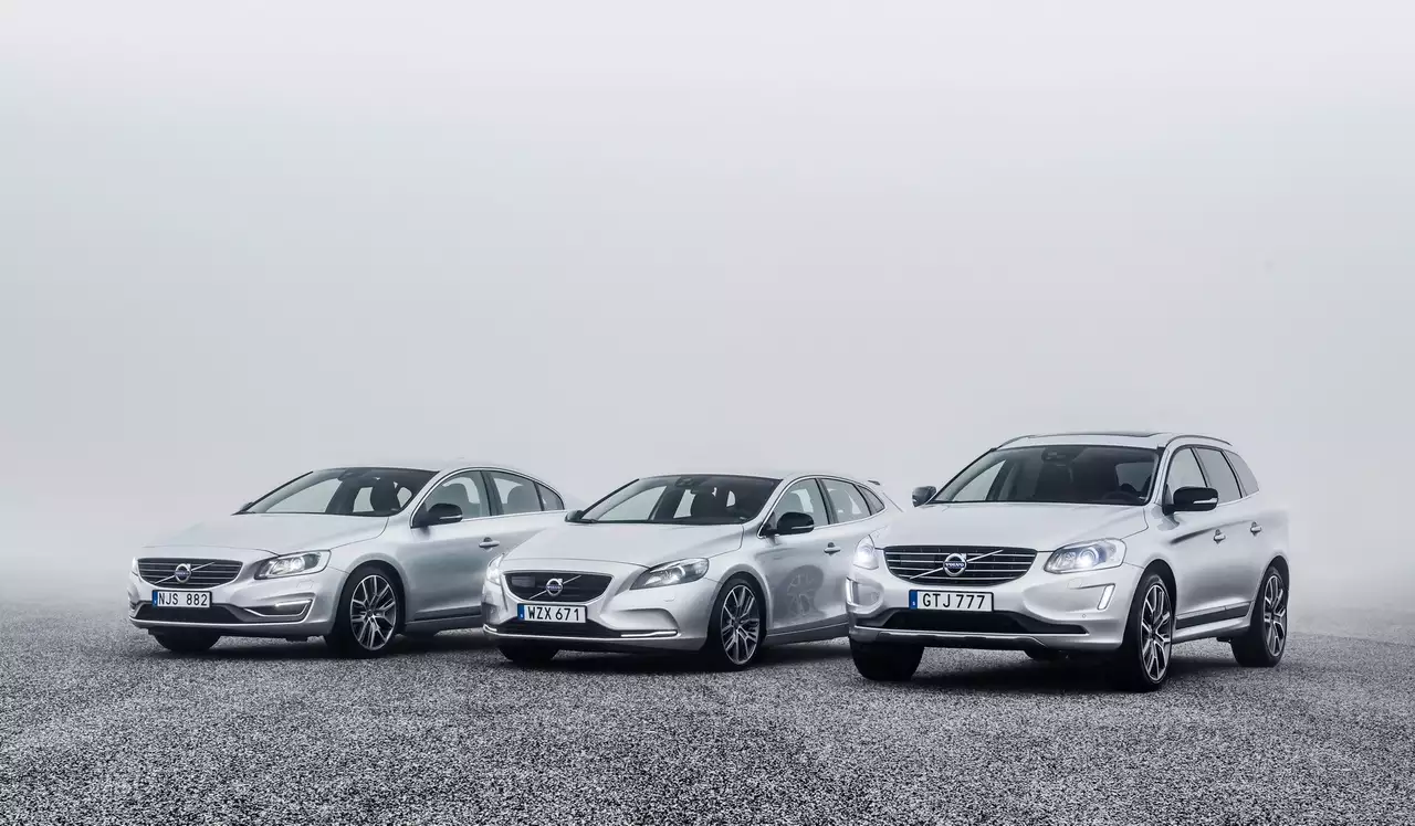 Volvo S60 в исполнении Polestar не страдает смазанным «нулем» и уверенно стоит на дуге. И плавность хода не пострадала.
Настройка хэтчбека V40 подчеркнуто агрессивная: жесткая подвеска, переключения с ощутимыми толчками и громкие отстрелы выпуска.
Даже со спортпакетом Volvo XC60 не вытрясает душу и одинаково хорош как при спокойной езде, так и при активной.