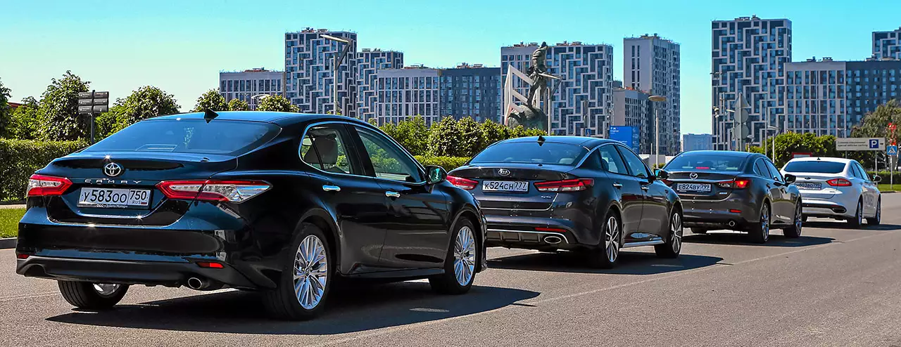 Toyota camry old vs new. 5 новая. конкуренты тойота камри. Chevrolet malibu 2 premier. конкуренты камри.