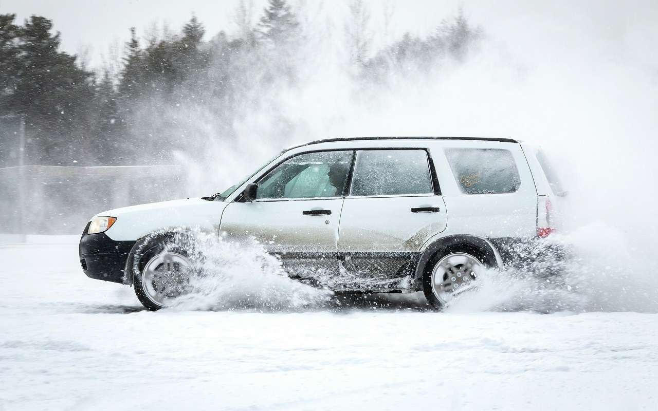 Не буксуй! Рассказываем, как быстро выбраться из снежного заноса