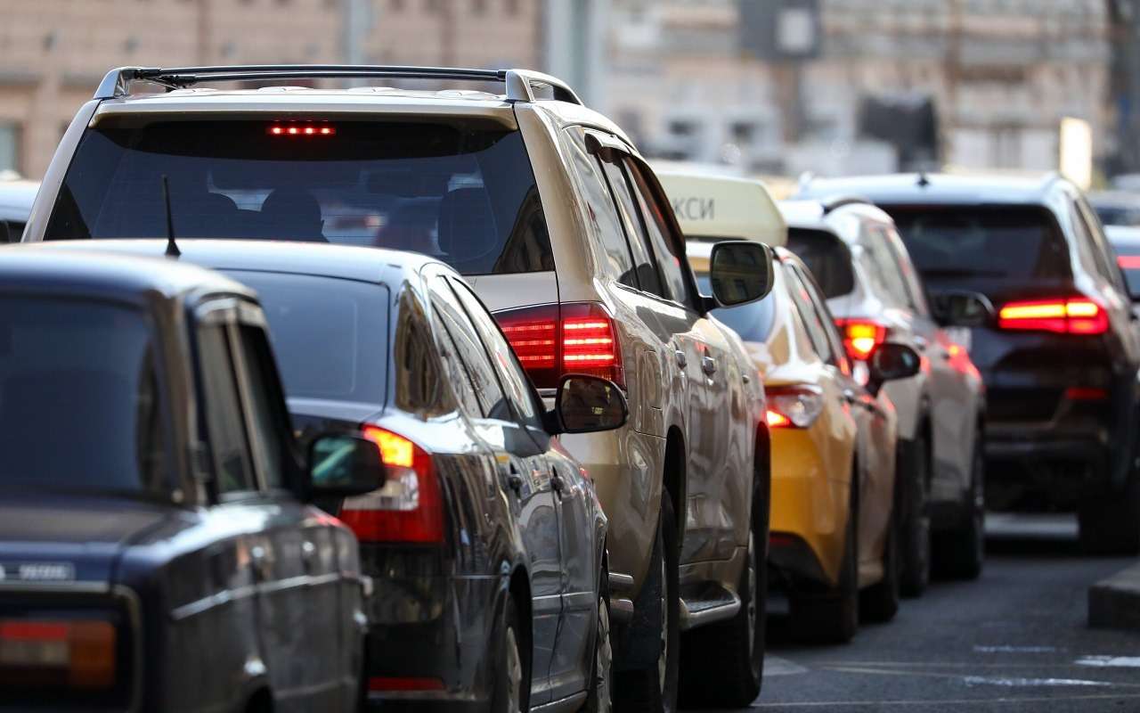 Названы частые причины закипания автомобиля в пробке