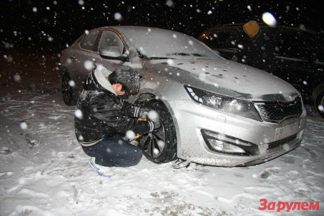 Снег засыпал всю машину, пока одевали цепи