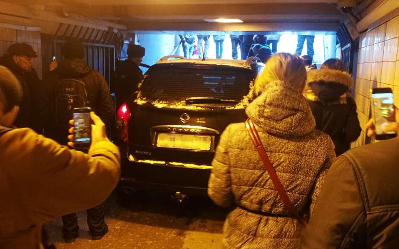 Пенсионер на кроссовере прокатился по подземному переходу