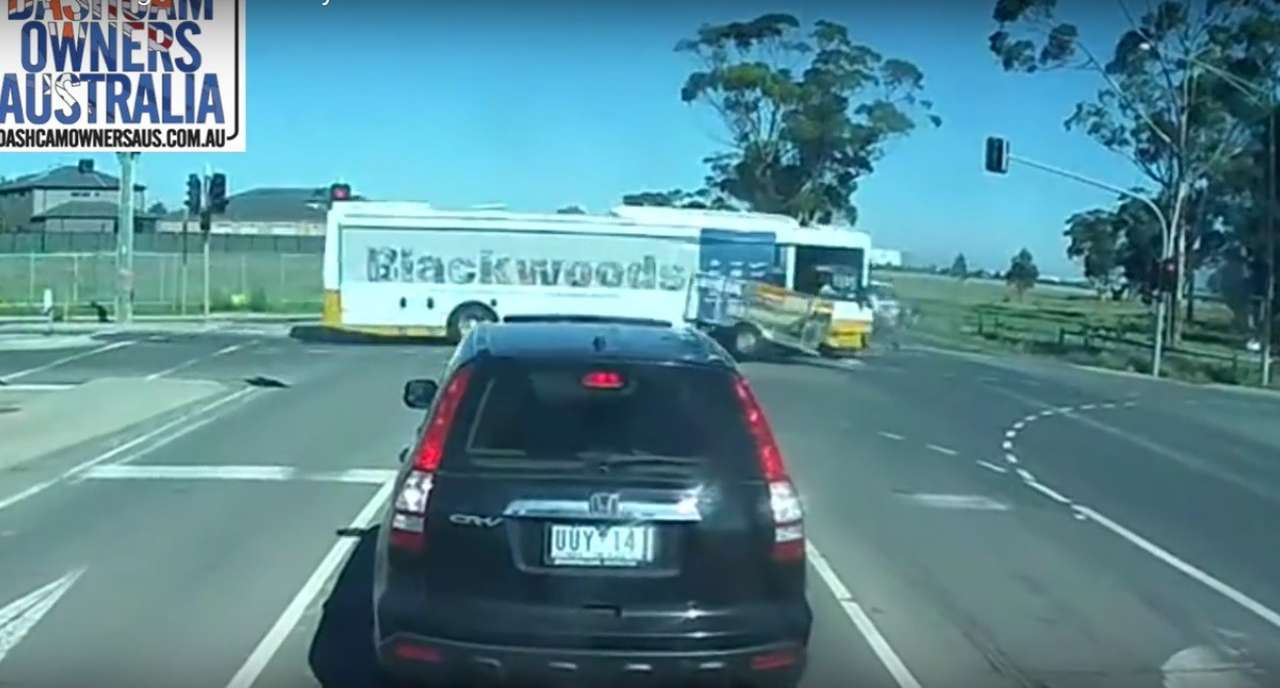 Почти повезло: автобус протаранил легковушку с прицепом