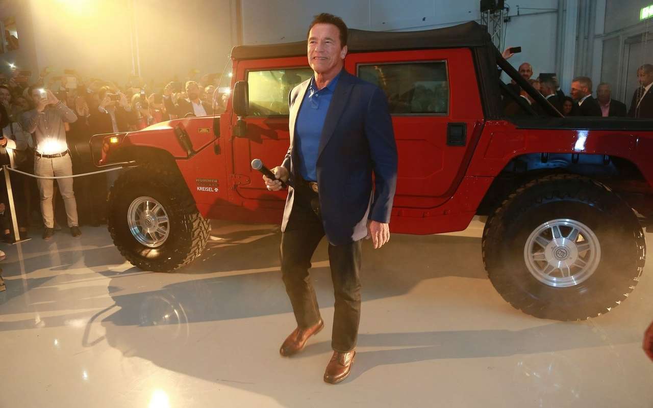 Шварценеггер представил в Австрии электрический Hummer H1