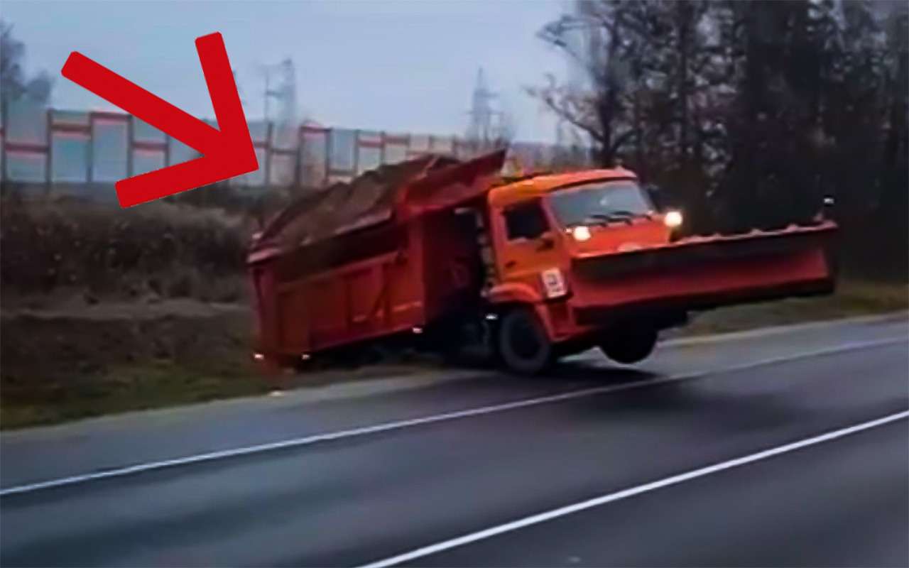 КАМАЗ с песком для борьбы с гололедом улетел с дороги из-за гололеда