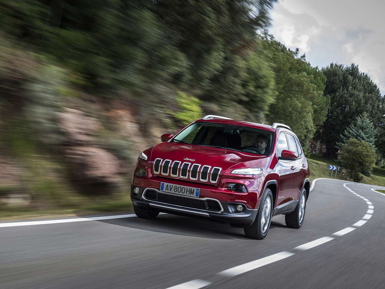 Стала известна дата начала продаж нового Jeep Cherokee в России