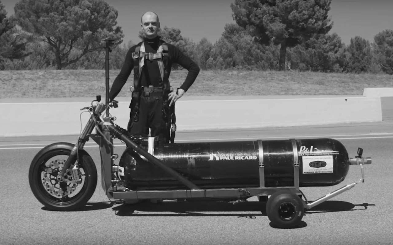 Гонщик-экстремал погиб при попытке установить рекорд скорости на реактивном трицикле