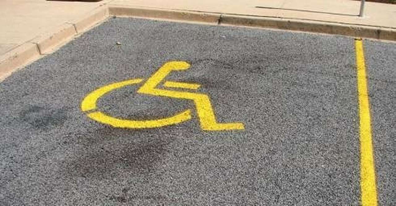 Штраф за парковку на местах для инвалидов вырастет в разы