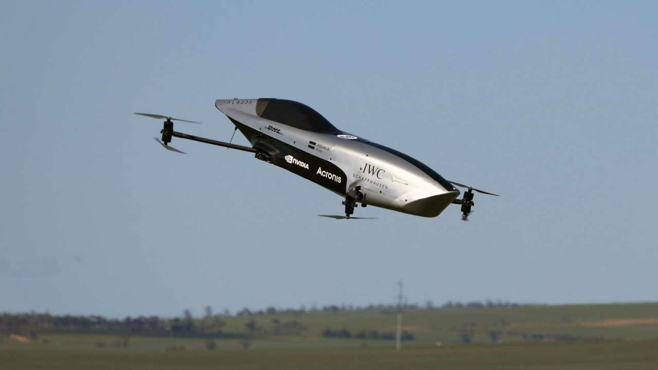 Летающие гоночные болиды — видео первого полета