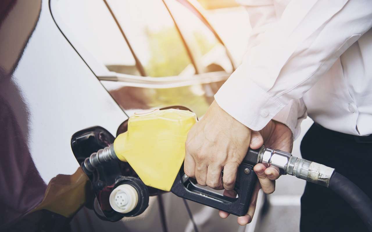 В России бензин дешевый, но при этом не самый доступный — исследование