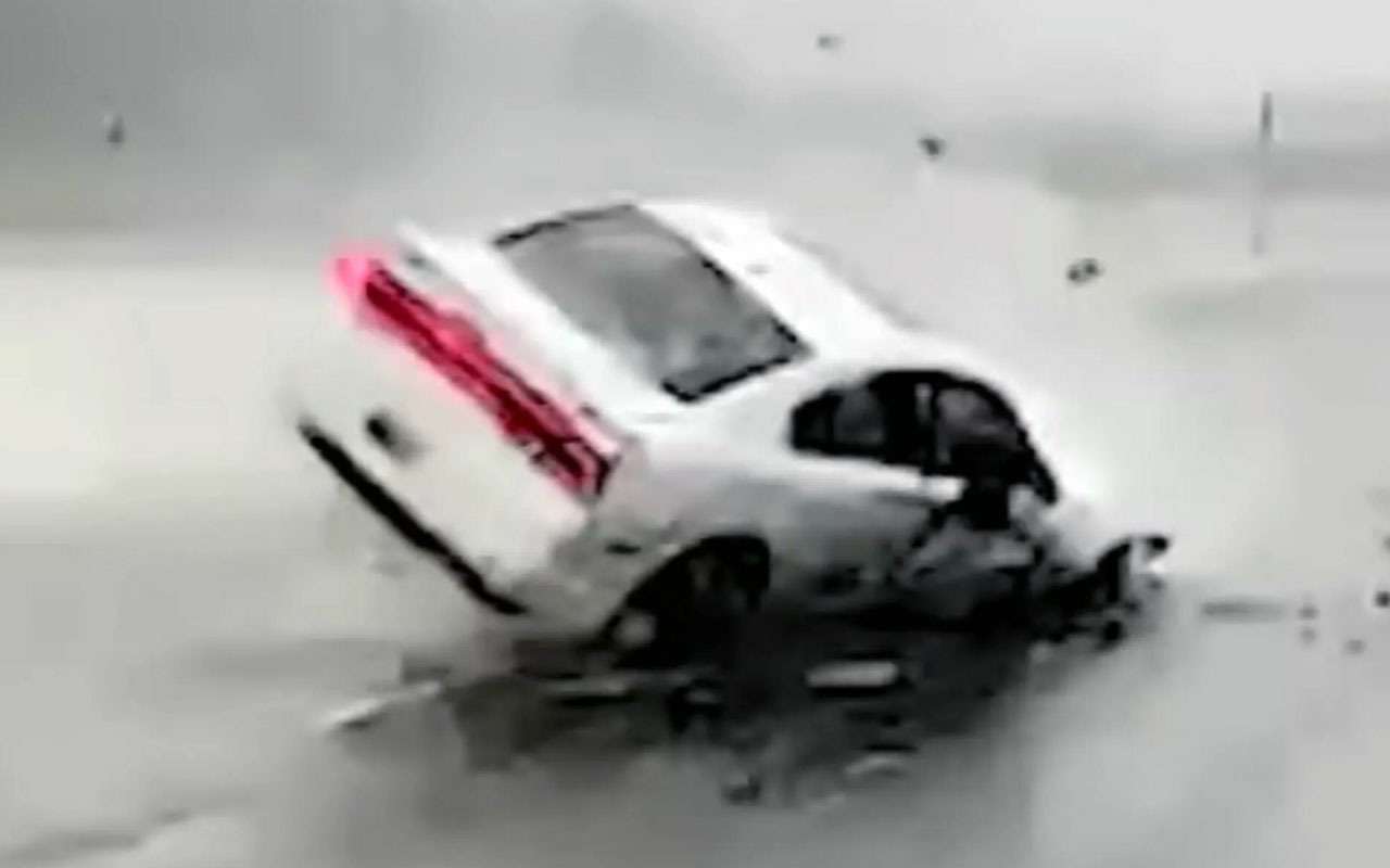 Скорая помощь чудом избежала аварии – видео